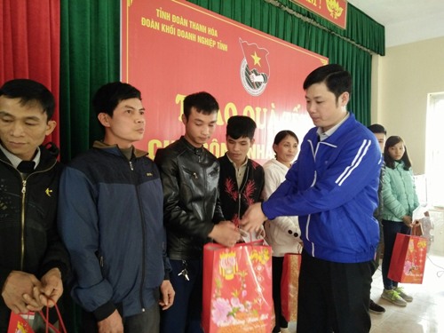 Đ/c Lê Văn Trung - Tỉnh ủy viên, UV BCH Trung ương Đoàn, Bí thư Tỉnh đoàn  trao quà Tết cho thanh niên công nhân